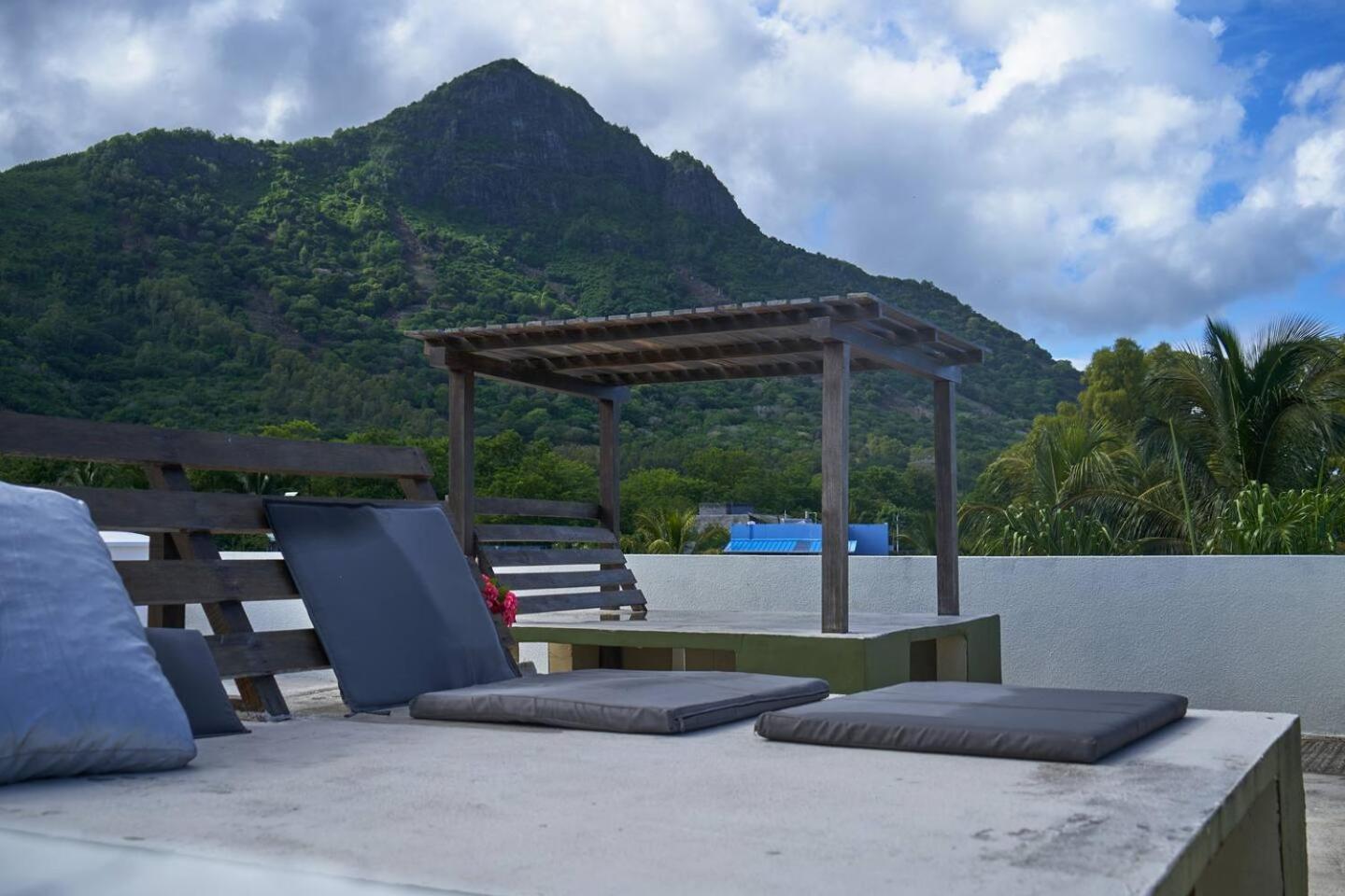 Loukaz -Entire Rental Units W Panoramic Rooftop Coteau Raffin Exterior foto